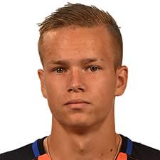 Рубен агилар срезает мяч в свои ворота. Mihail Mudrik