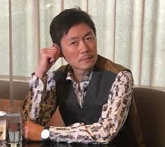 李思捷（johnson lee，1974年 4月11號—）係香港 無綫電視藝員。 佢喺香港出世，10歲跟屋企移民加拿大 多倫多，喺多倫多大學美術系學士畢業，再到美國深造，1998年返香港參加香港商業電台嘅「喜劇之王訓練班」，有機會演出電影《喜劇之王》而入行，2003年加入無綫電視，主要拍電視劇，亦曾經主持. Tvbå¼€å…¨æ–°ç»¼è‰ºèŠ‚ç›® è´Ÿè¯„çŽ‹ æŽæ€æ·å›žå·¢æ•'äº¡ ç½'å‹è¡¨ç¤ºä¸ä¹°è´¦ ä»Šæ—¥çƒ­ç‚¹