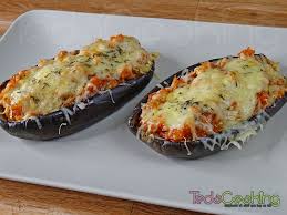 Precalentamos el horno a 200º, lavamos las berenjenas y las partimos longitudinalmente, les hacemos unos cortes en forma de reja y les ponemos un chorrito de aceite de oliva y un poco de. Berenjenas Rellenas De Atun Gratinadas Con Queso En Microondas