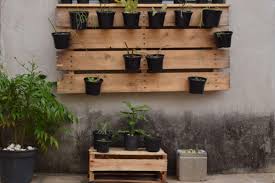 À l'aide d'une corde ou d'une chaîne, vous pouvez suspendre une palette et la transformer en un bel endroit pour vous détendre sur la véranda ou le patio. Palettes Dans Le Jardin 8 Idees Pour Les Utiliser