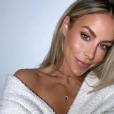 Elizabeth Akin's Instagram, Twitter & Facebook