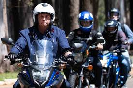 Durante um período de descanso, bolsonaro também saiu de moto pelas ruas do guarujá, no litoral paulista. Sem Mascara Bolsonaro Desafia A Lei Em Mais Um Passeio De Motos