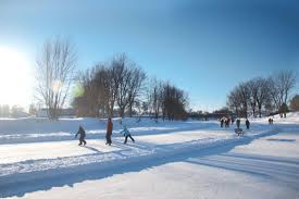 20 Patinoires Incontournables Au Quebec Et Ailleurs Dans Le Monde Patinoire Tourisme Lac Louise