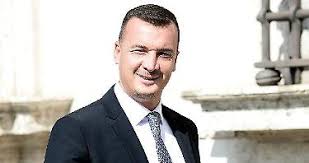 D'altronde casalino era stato accanto a conte fin dalla primissima ora, e ci è rimasto durante tutti i due anni e mezzo che lo hanno visto al centro della crisi politica e sanitaria. Coronavirus Dagospia Sfuriata Di Rocco Casalino Con Giuseppe Conte Dopo I Rilievi Di Mattarella Libero Quotidiano