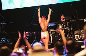 Dér heni nem hivatalos instagram oldala! Der Heni Nadragja Tul Sokat Engedett Lattatni Meg Is Kapta A Magaet