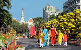 Đan nguyên sinh năm 1984 tại huế, đến định cư ở hoa kỳ cùng mẹ và các em theo diện đoàn tụ gia đình (diện rover) năm 1998. Má»™t Sá»' Tour Táº¿t Nguyen Ä'an Ä'a Kin Chá»— Bao Thai Binh Ä'iá»‡n Tá»­