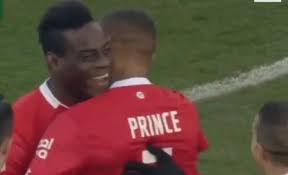 Balotelli arabasının camını kıranları tehdit etti. C17rzzu84vdj1m