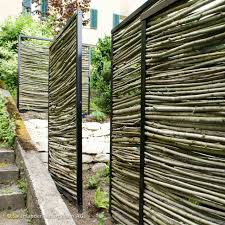 Mehrere Sichtschutzelemente Im Garten Gerust Aus Stahl Und Geflecht Aus Weidenasten Fence Zaun Sichtschutz Gartensichtschutz Sichtschutz Garten Naturgarten