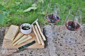 Este important sa stii ce vin merge la paste, fripturi si alte feluri de mancare, ca sa fii capabila sa alegi. Ce Vin Merge Langa Branza Informatii Utile Branzeturi Si Vinuri