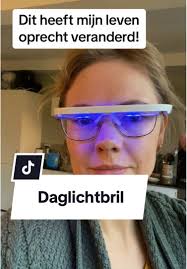 Deze bril maakt echt het verschil! Want welke mama heeft ‘s ochtends nou  tijd om 20 minuten voor een lamp te gaan zitten?! Door deze bril word ik  makkelijk wakker en ga ik niet meer als zombie door ...