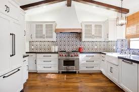 White Shaker Spanish Tiles Google Search Spanish Style Kitchen Spanish Colonial Kitchen Spanish Tile Kitchen
