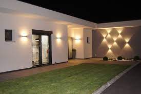 Garasi rumah minimalis merupakan salah satu pelengkap rumah yang sangat penting terutama bagi anda yang memiliki kendaraan pribadi seperti mobil. 15 Ide Sensasional Untuk Menerangi Eksterior Rumah Anda Homify