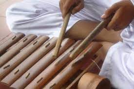 Dalam bahasa daerah setempat bermakna, ajakan mari kita kerjakan tong ting tang. Yakin Kamu Tahu Lima Alat Musik Tradisional Lampung Banyak Yang Unik