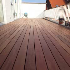 Un parquet extérieur terrasse est un ensemble de planches de bois posées sur une structure faite de lambourdes de bois (ou chevrons). Quel Revetement En Bois Choisir Pour Votre Terrasse En Exterieur