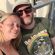 Hi, does anyone know any tattoo places that could do a quick 10-15 job for  me, I just need a little something done, but I know most charge for at  least an