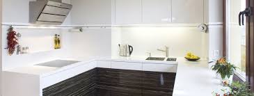 Estos modernos y lujos muebles para tv te permitirán tener la sala con un estilo más acogedor en donde puedas recibir de forma más cómoda y en cuanto al diseño es importante que conjugue con el estilo de decoración de la sala, por ejemplo, para una sala de estilo moderno o minimalista tienes. Cocinas Modernas Tendencias Para 2020 Cosentino