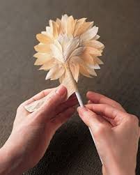 I took a good look at how it was put together and decided it would be more than easy to make! Corn Husk Flowers