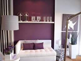 Aubergine Farbe Furs Wohnzimmer Weisse Wohnzimmermobel Wohnzimmer Design Wohnzimmerwand Lila Wohnzimmer