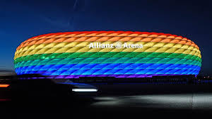 So wird das stadion jetzt genannt. Erstmals Nach Em Debatte Allianz Arena Des Fc Bayern Erstrahlt In Regenbogenfarben Sportbuzzer De