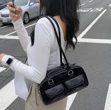 Tìm ra mẫu túi đang làm xiêu lòng giới trẻ Hàn Quốc, không những dễ phối  lại còn thổi bùng xu hướng "custom bags"