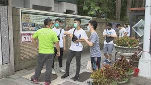 教育部長潘文忠今天（7 日）宣布：因應全國三級警戒延長，原定 7 月初舉行大學指考，將延期至 7 月 28 日至 7月 30 日。 另外，原定 7 月底舉行的 111 新型學測試辦考試，則取消實體考試，改為另外提供紙本練習試卷。 Hzl J0nbob6z M