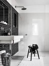 .badezimmer badezimmer fliesen schwarz weiß inspiration bad badezimmerideen reizend badezimmer ideen bilder grau wei c3 9f hier. Badezimmer Modern Gestalten Westwing