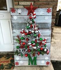 It is a great way to test your diy skills while creating a nice display of ideas for visitors and friends. Diy Pallet Christmas Tree Ideas Hubpages