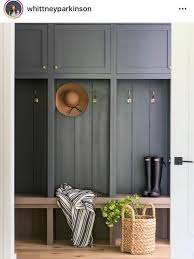 3 Facons D Ajouter Un Peu De Couleur Dans Votre Hall D Entree Mudroom Design Mudroom Laundry Room Farmhouse Mudroom