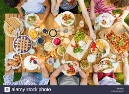 Herzhafte küchlein direkt im glas gebacken oder geschmierte brote in lunchboxen aus edelstahl machen es möglich. Gruppe Von Studenten An Einem Picknick Essen Pizza Pasteten Gemuse Und Obst Im Garten Stockfotografie Alamy