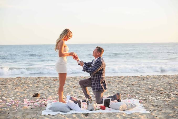 Mga resulta ng larawan para sa a romantic marriage proposal along the beach"