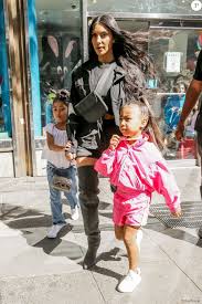 C'est ce que laissent entendre de nombreux internautes, consternés d'apprendre qu'elle retoucherait les photos de ses enfants. Kim Kardashian Et Sa Fille North West Se Promenent Dans Les Rues De New York Le 14 Juin 2018 Purepeople