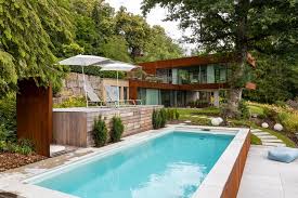 Helle farben für die edlen stoffe sind drinnen wie draussen gleichermassen zu finden. Cortenstahl Haus Mit Pool Kissel Stuttgart