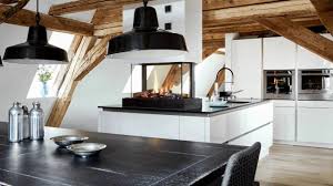 wer platz hat kann sich auch eine kuche mit xxl insel und kamin verwirklichen und das sieht wirklich extrem kamin kuche moderne kuchen inseln moderne kuche