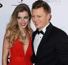 Szeroką rozpoznawalność zapewnił mu udział w pierwszej edycji programu the voice of poland w 2011. Rafal Brzozowski Po 8 Latach Rozstal Sie Z Partnerka Czy Teraz Ma Dziewczyne