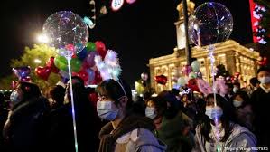Como si no hubiera pandemia, gente de wuhan salió a las calles a celebrar la venida del 2021 como si todo estuviera chido y no hubiera covid. Zs0p 4 1rxtlem