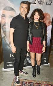 Çok küçük yaşlarda ailesinin yardımıyla tiyatroya ilgi duymaya başladı ve üniversite yıllarına geldiğinde okul tiyatrosunda defalarca sahne aldı. Caner Cindoruk Ayrildik