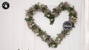 Als grundlage für den kranz brauchen sie einen einfachen weidenring. Diy Fruhlingsdeko Selber Machen Herz Kranz Aus Heu Und Buchs Schiefertafel Landhausstil Youtube