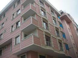 Isı izolasyonu sağlayan yalıtım malzemeleri birbirinden farklı olarak, hem çatı, zemin, dış cephe yalıtımı gibi binaların ana inşaat alanlarında hem de parke altı, kapı, pervaz olukları, duvar, havalandırma ve pencere gibi iç yapı bölümlerinde kullanılır. Evlerde Dis Cephe Yalitimi Cok Onemli 2021 Dekorcenneti Com