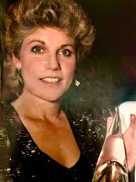 I know we're a kd fan group but I had to share this.. Anne Murray walking  to her seat. She is well loved and rightly so.