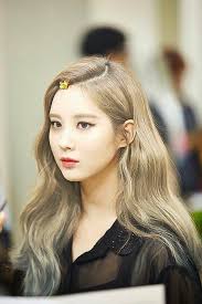 True beauty adalah drama korea terbaru bergenre komedi romantis yang menceritakan kisah im joo kyung (diperankan oleh moon ga young), yang merasa tidak percaya diri dengan penampilannya. Selena Lee True Beauty