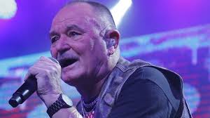 Nagy feró a madách színház rockfesztivál című programsorozatán elmondta, hogy hiába jelentett róla annak idején vikidál gyula, már rég megbocsátott neki. Nagy Fero Szeretne Feloldozast Kapni A Vetkeire Nlc