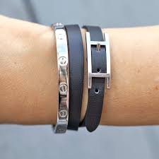 Le Celebre Bracelet Hermes Behapi En Cuir Noir Porte En Accumulation Avec Une Bracelet Love De Cartier Bijoux Hermes Bracelet Hermes Beaux Bijoux