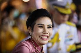 พ.ต.หญิง สุทัตตาภักดิ์ บริรักษ์ภูมินทร์ ตำแหน่ง ประจำสำนักพระราชวังพิเศษ ระดับ 9 ดำรงตำแหน่ง นายทหารปฏิบัติการ กรมทหารรักษาวังมหาดเล็กราช. Ar0g Nnavsmm2m