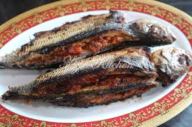 Ikan bakar berempah & sambal kicap meletup | simple tapi sedap. Ikan Cencaru Sumbat Azie Kitchen