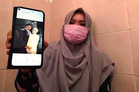 Pasangan lansia yang terjangkit virus corona dibantu oleh pihak rumah sakit untuk mengucapkan selamat tinggal terakhir mereka setelah kondisi sang istri memburuk. Cerita Pertemuan Terakhir Dosen Unusa Dengan Suaminya Yang Jadi Juru Diesel Kri Nanggala 402 Antara News Jawa Barat