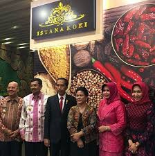 Nonton video joko widodo di vidio. President Of The Republic Of Indonesia Joko Widodo And Wife Hosted A Private Dinner At Istana Ko Picture Of Istana Koki Medan Tripadvisor