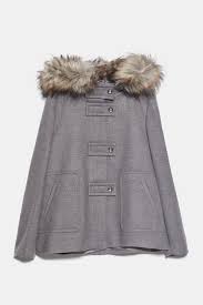 Il a une coupe droite, un motif rayé en diagonale, un col montant, des manches longues et une fermeture à crochets. Manteau A Capuche Effet Fausse Fourrure From Zara On 21 Buttons