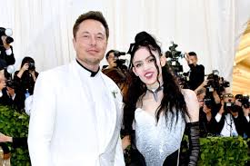 How grimes used comics, a banjo and computer magic to confront the opioid crisis. Elon Musk Freundin Grimes Verkundet Die Schwangerschaft Auf Skurrile Art Gala De