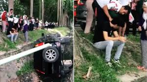 Check spelling or type a new query. Apes Mobil Masuk Selokan Ekspresi Pria Ini Disorot Mukanya Pucet Berita Hits