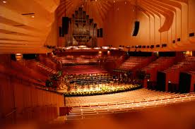 Aber weshalb lohnt es sich eigentlich überhaupt hierher zu kommen? Weltstadt Sydney Opernhaus Mit Eindrucklicher Architektur